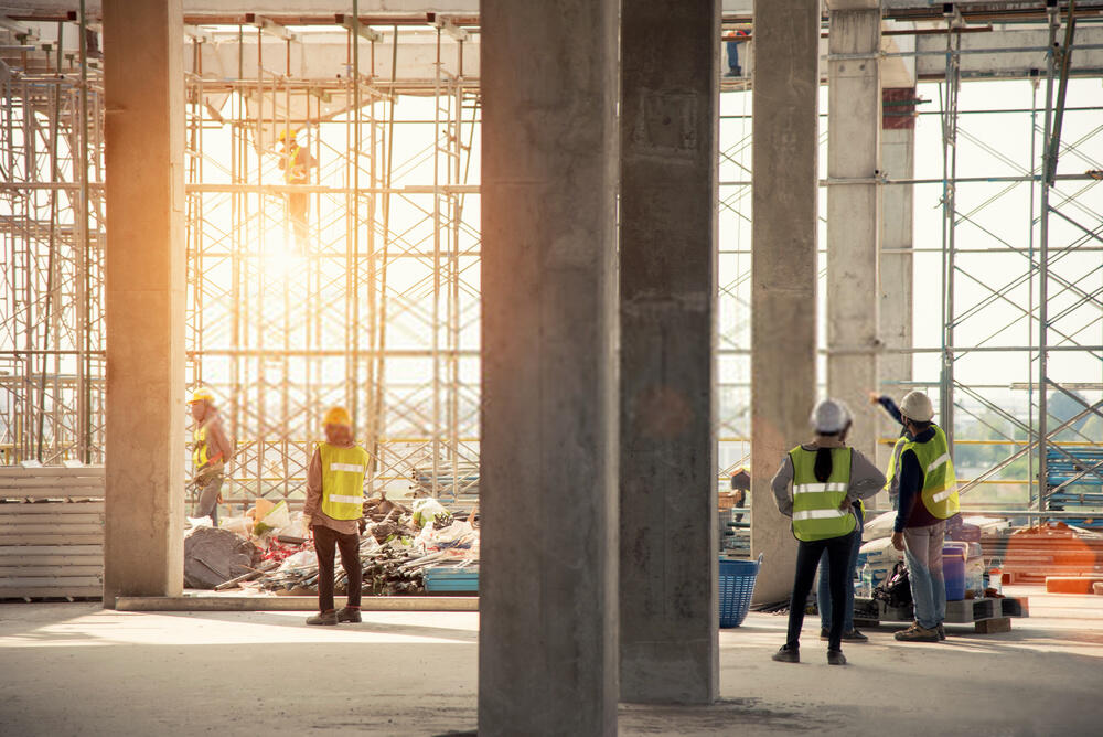Profesionales en una estructura en construcción