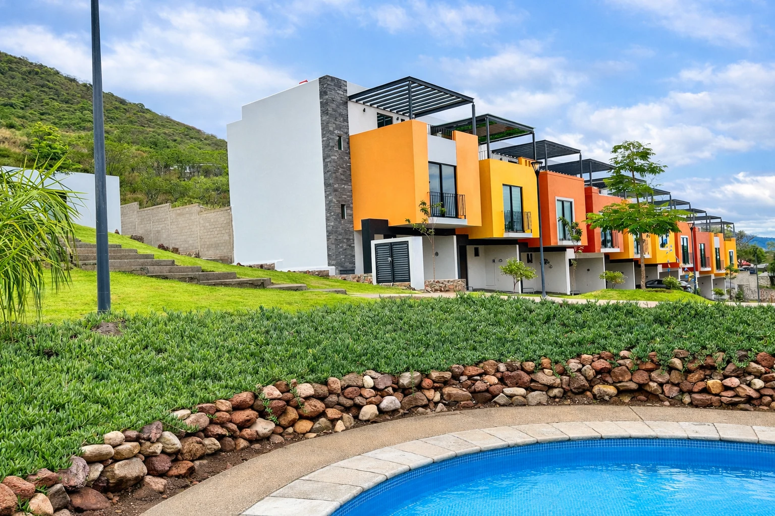 Viviendas y alberca en Residencial del Lago